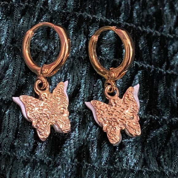 Chvker Dainty Pearl Mint Butterfly Huggie Earrings - Picture 6 of 7